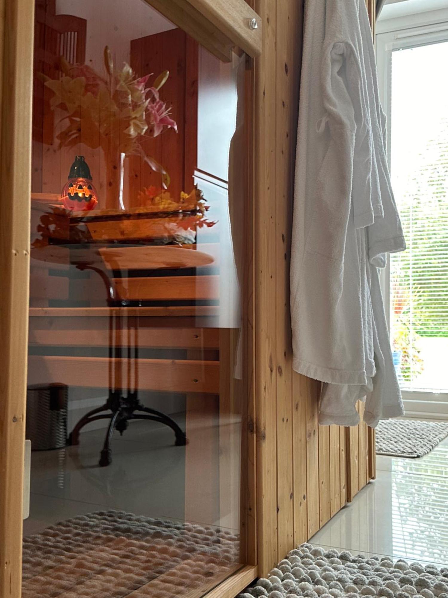 Forest Path Luxury Studio Apartment With Large Bedroom Bathroom And Sauna Sleeps Up To 4 Ballynahinch エクステリア 写真